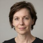 Уверенный мужчина, владелец сауны Аквамарин, смотрит в камеру, студийный портрет.